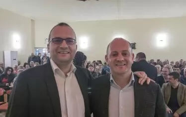 Радан Кънев грее на предизборна снимка с Мартин Димитров в Разград, а зад лявото му рамо в миманса настроение раздава още един човек - прочутият някога Никола Николов. Ей с такива лица, дори да са в задните редици, ДБ няма как да е алтернатива.