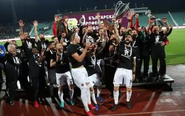  Капитанът на "Локомотив" (Пд) Димитър Илиев вдига купата на България, която бе спечелена за първи път в историята на клуба.