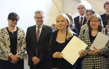 Водачът на листата на БСП - Елена Йончева.