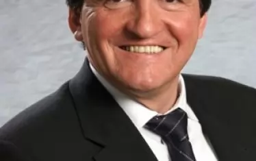 Като депутат в белгийския парламент Стеф Горис е бил член на ПАСЕ от 1999 до 2009 г. и по време на разследването е почетен член с достъп до заседанията на асамблеята. През м.г. обаче достъпът до ПАСЕ му е забранен, тъй като той е сред 13-те европейски политици, за които е установено, че са взимали подкупи от правителството в Азербайджан. 