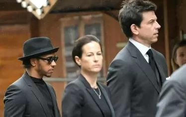 Вдовицата на Ники Лауда - Биргит Вецингер, бе придружавана от Люис Хамилтън (вляво) и Тото Волф (вдясно) при пристигането си в катедралата.