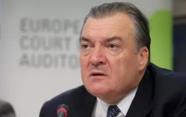Анри Гретен, Европейска сметна палата: 
"Политиката на сближаване изразходва само една трета от бюджета на ЕС, но представлява почти 40% от всички докладвани случаи на измами и почти три четвърти от общия размер на финансовите суми, свързани с тези казуси“.