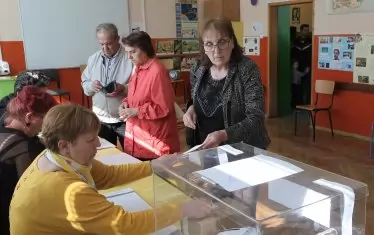 Някои възрастни хора могат сами да отидат до секцията. За други обаче това е непосилно.