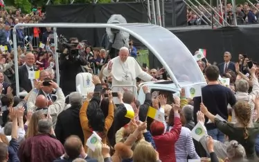 Папа Франциск пристигна за литургията в София в неделя, приветстван от хиляди вярващи от страната и от чужбина.