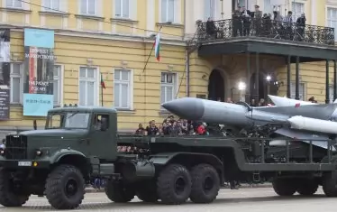 Кого точно плашим и възпираме с подобно въоръжение? 