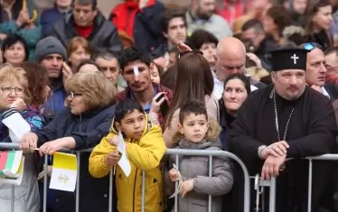 Едни хора отиват да видят папата, други да го чуят, а трети - за да критикуват Синода.