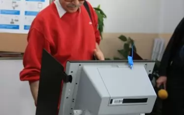 На предишния вот машината приличаше на банкомат. Сега - на разглобен банкомат.
Снимка: Михаела Катеринска