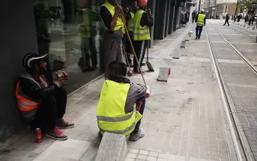  Работници си почиват на прословутите перки по "Граф Игнатиев".