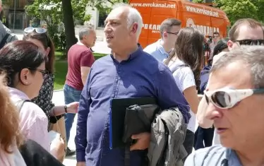  Тодор Тодоров от надзорната фирма на обекта (в центъра) има само дребни забележки към изпълнението.