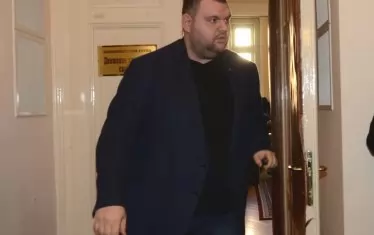 Освен Борисов, леко налудничево бе положението и в ДПС - партията официално поиска оставане на субсидията, а Пеевски удари в земята всички с 0 лева за глас.