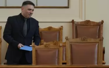  Данаил Кирилов стана неочаквано и за самия него министър след внезапната оставка на Цецка Цачева заради апартамента й. Така наследи съзнателно протакания от години проблем за абсолютната безконтролност на главния прокурор. 