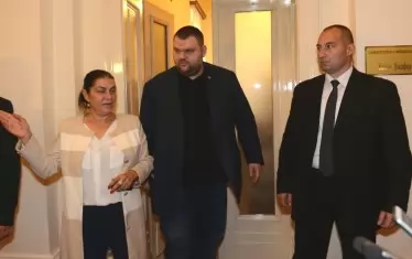 Депутатът, който дори в парламента ходи с бодигард! Доколкото изобщо влиза в сградата, която му е официалното работно място. Сега смята да пипне "някои икономически лостчета".