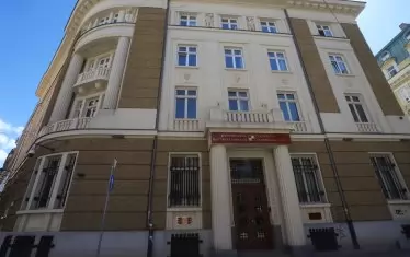 Сградата на КТБ на столичния пл. "Гарибалди" изглежда пуста.