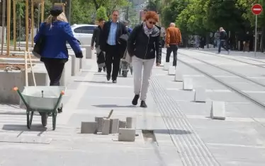 РЕАЛНОСТ Над 10 столичани пострадаха от перките за акули, сложени на улицата за тяхна безопасност.