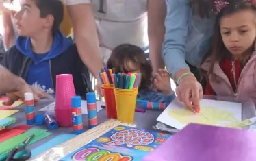 В някои занимални осигуряват на децата интересна програма. В други "заниманията" се заключават предимно в тихо седене по чиновете и четене на задължителните за лятото книги.