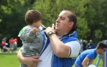 Равновесието между професионалния и личния живот на родителите и лицата, полагащи грижи, е предмет и на нова европейска директива, представена преди месец. Тя има три основни насоки - да се увеличи участието на жените в пазара на труда, да се увеличи използването от мъжете на отпуски по семейни причини и гъвкави схеми на работа, да се дадат възможности на работниците да получават отпуск, за да полагат грижи за роднини, които се нуждаят от подкрепа.