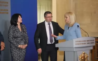 Това, което показват управляващите, е, че нямат представа как ще работи сложната система.