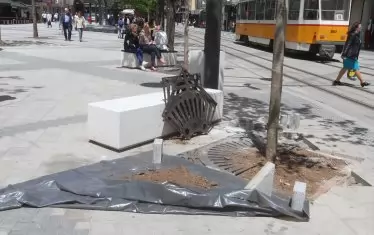 Един от нерешените проблеми е как да се разположат тежките "композиции", за които общината даде над 8000 лв., но за които няма достатъчно място на площада.