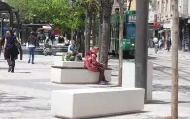 РЕАЛНОСТ "Славейков" днес - каменните елементи са по-малко, защото иначе биха застъпили трамвайните релси.