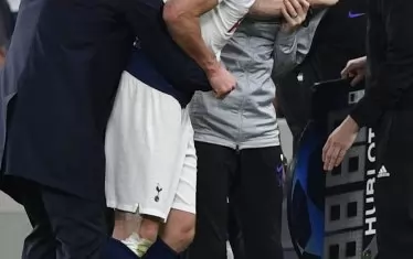 Мениджърът на "Тотнъм" Маурисио Почетино (вляво) помага на контузения белгийски защитник Ян Вертонген да напусне терена в 39-ата минута.