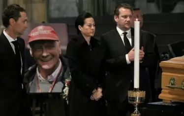 Вдовицата Биргит Вецингер и доведените ѝ синове Матиас (вляво) и Лукас Лауда (вдясно) бяха най-близо до ковчега.