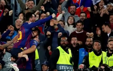 Тук Суарес е понесъл на ръце Лионел Меси след първото от двете попадения на аржентинеца.

