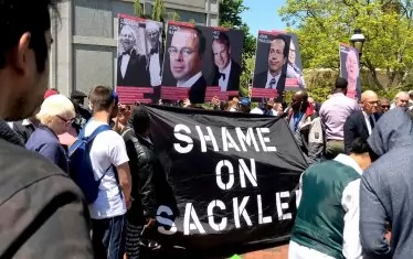  Към юридическия натиск се прибавя и общественият, който застигна не само фармацевтичния концерн, а и неговите собственици - семейство Саклер.