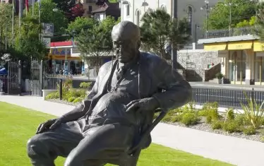 Паметникът на Набоков в Монтрьо, Швейцария.