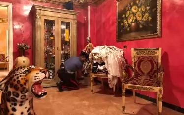  Италиански полицай претърсва мафиотска къща край Рим. 