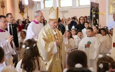 Папата се отклони от протокола и в гр. Раковски, където даде първо причастие на всички присъствали деца.