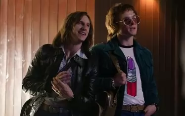  Бърни Топин (в ролята Джейми Бел) пише текстовете за песните на поп звездата от половин век.