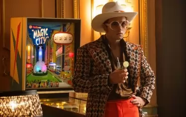  Тарън Еджъртън в ролята на младия Елтън Джон.