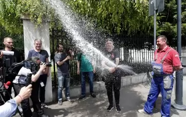  Румънци празнуват с шампанско из улиците на Букурещ окончателната присъда на Ливиу Драгня.