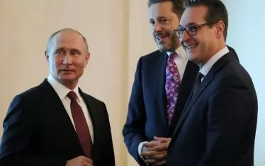 Руският президент Владимир Путин беше на еднодневна визита във Виена в началото на юни м.г. Тогава той се срещна с Щрахе, с президента Александър ван дер Белен и с канцлера Себастиан Курц. По време на посещението беше подновен договорът между австрийската енергийна компания ОМВ и руската "Газпром", според който Австрия ще получава руски газ  до 2040 г.  Освен много министри в делегацията на Путин беше и шефът на ВТбанк.  