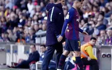  В доста от мачовете на "Барселона" този сезон Фелипе Коутиньо (вдясно) напуска разочарован, което вероятно ще провокира клуба да го продаде. Желаещи не липсват.