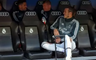 Около Гарет Бейл (на преден план) няма да е скучно през лятото, въпреки че той дава вид на човек, който иска да остане в "Реал", макар да не се разчита вече на него. Спекулира се и за "суперсделка", която да включва преминаването на Бейл, Тони Кроос (в средата) и Иско (вляво) в "Пари Сен Жермен".