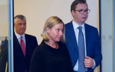 Върховният представител на ЕС Фредерика Могерини(в центъра) вече на няколко пъти посредничи между сръбския президент Александър Вучич(вдясно) и косовския му колега Хашим Тачи в Брюксел, но без особен успех.
