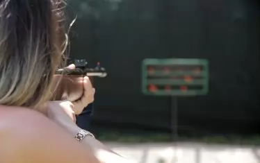  Жените на мафиотите имат и други умения, освен да гледат деца и да разхождат скъпи бижута и дрехи.