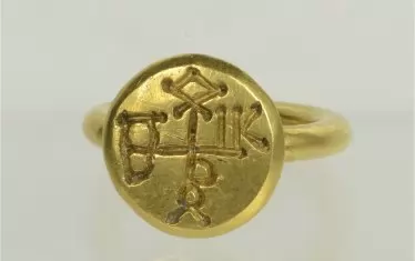 Пръстенът с монограм на българския владетел.