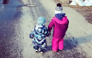  Днес бившата биатлонистка се грижи за двете си деца...