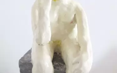 Бенямин Нахтигал, "Мислещата", 2018, глазирана керамика.
