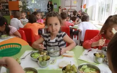  МЗ забранява пържени храни, вафли и торти в детските градини