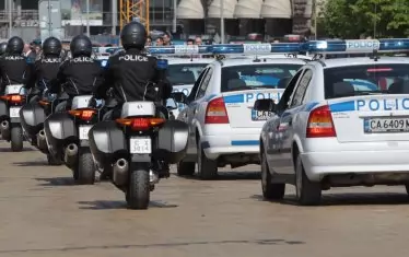  Никой не може да си обясни защо всички тези коли и мотори не са на възлови места и при огромните задръствания, за да помагат на хората.