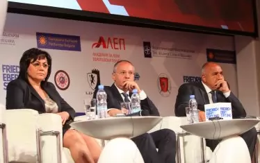  На тази снимка двама души са от една партия. Не е ясно кои. 