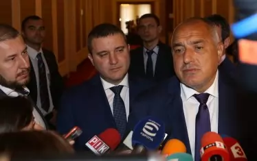 Борисов трудно прежалва 10 лева субсидия, а ГЕРБ е партия лихвар.