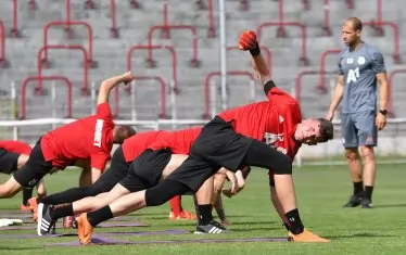 Кондиционният треньор Кирил Динчев (вдясно) следи дали футболистите разгряват правилно по време на вчерашното занимание на ст. "Българска армия".