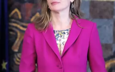 Екатерина Захариева, министър на външните работи, в Туитър:
"Шокирани сме от ужасяващата новина за трагичния инцидент в Есекс. Мислите и молитвите ни са със семействата и приятелите на жертвите. Надяваме се случаят бързо да бъде решен и силно осъждаме трафика на хора."