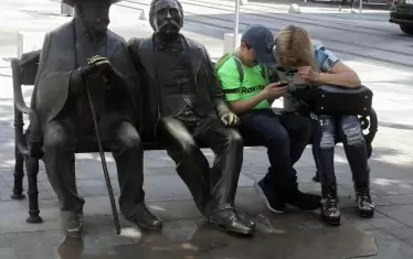 "... живия му дух и мисълта му жива —
живеят в мене те, в мен, неговия син".

Пенчо Славейков: "Баща ми в мен"