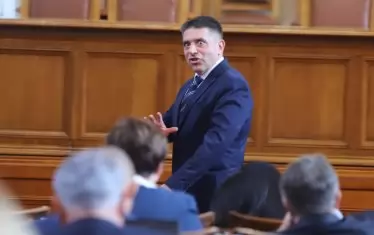 Сериозно ли някой смята, че човек, на когото му забраниха да пише във Фейсбук заради глупост, ще сътвори прилична Конституция?!?