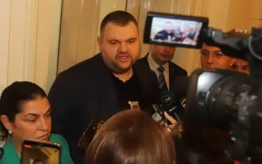  Делян Пеевски вероятно държи рекорда за най-бързо проверен за допуск до строго секретно - само за 7 дни.